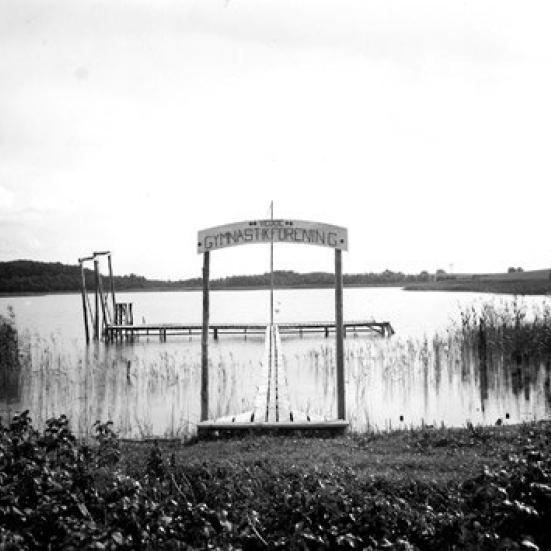 foto af badebroen ved Bromme Sø 