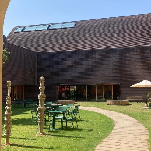 Mad og drikke fra Museets cafe kan nydes i gården, som hører til museet. 2026