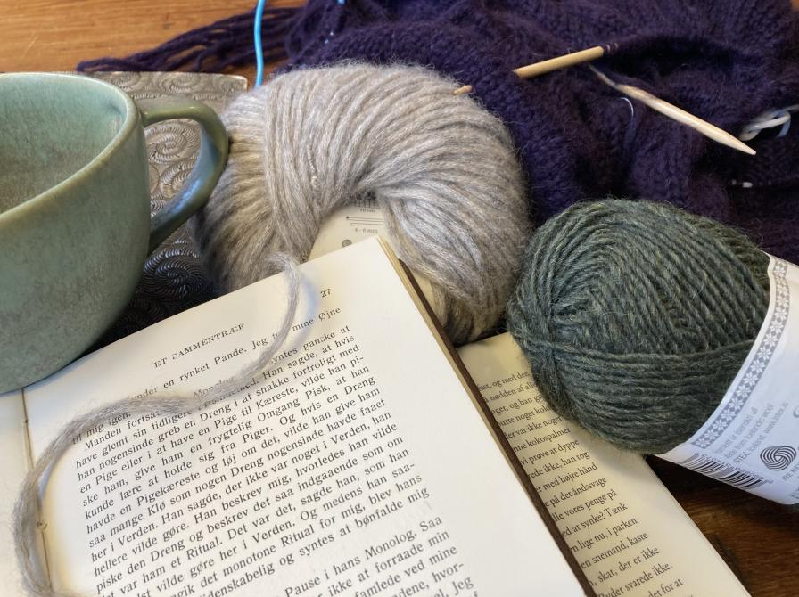 Garn, bøger, krus
