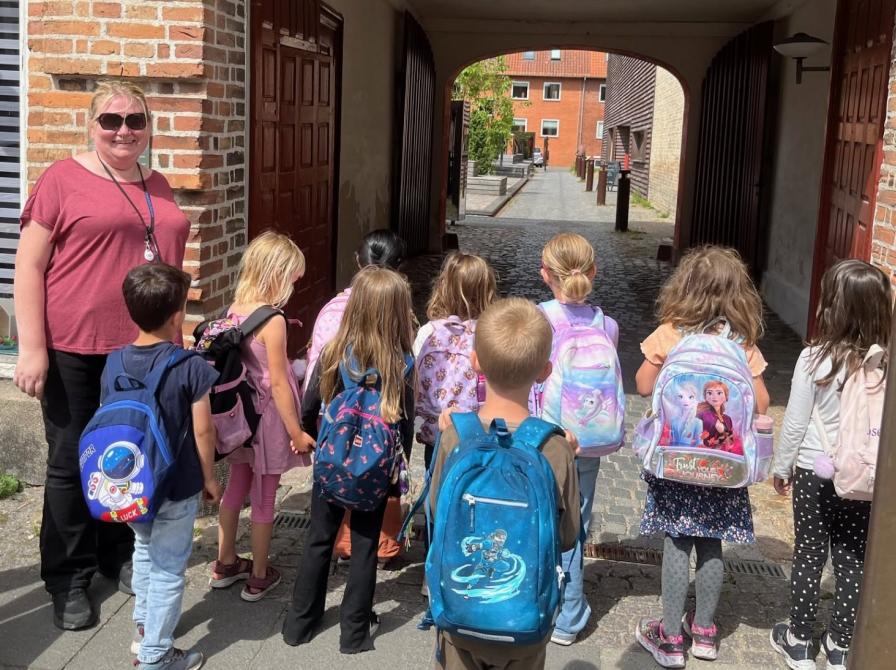 Fotografi af skolebørn foran bibliotekets port