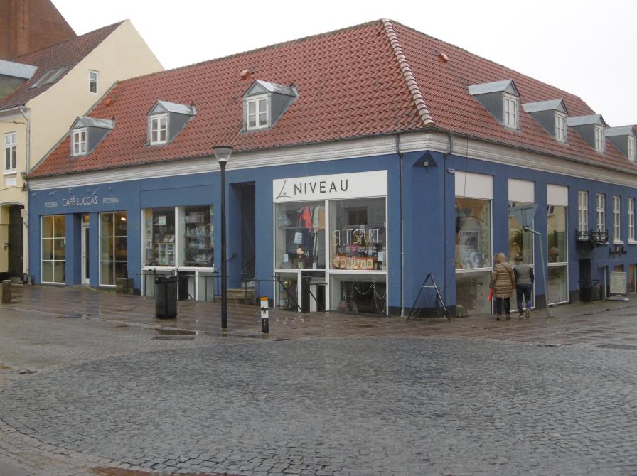 Storgade 38 i Sorø med butikkerne: Niveau, Finns antikvariat og Café Luccas. 2024