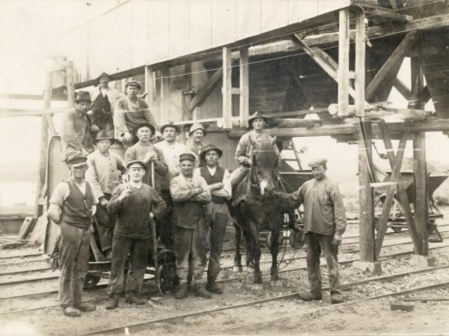 foto af medarbejdere foran skærvefabrikken i 1920´erne