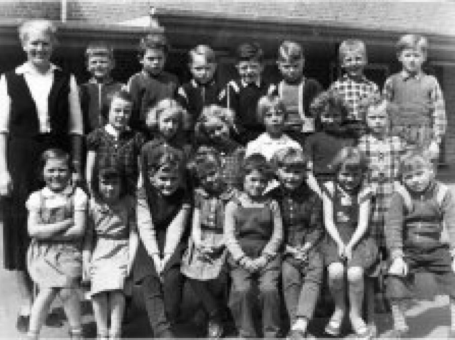 foto af 1. kl. A med fru Gerda Nielsen på gården i Stenlille skole 1957