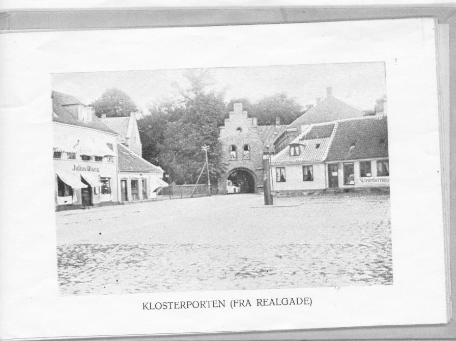 Til højre ses Storgade 3, hvor Urmagerforretningen lå. År 1906