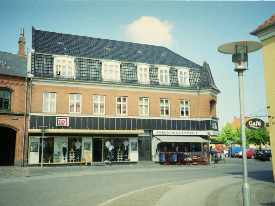 Storgade 3. Hjørneejendom med forretning med herretøj - set fra Priorgade. År 1995
