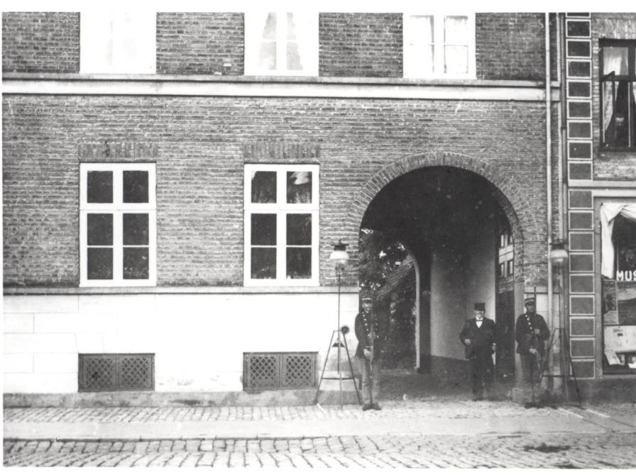 Storgade 9. Billedet stammer formentlig fra 1890'erne, hvor kronprins Frederik (senere Fr. d. 8.) var på besøg i Sorø. Vagterne ses i porten.